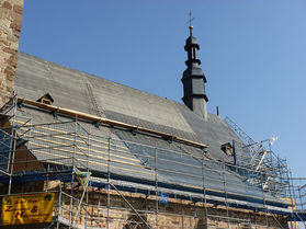 Dacharbeiten an St. Crescentius (Foto: Karl-Franz Thiede)